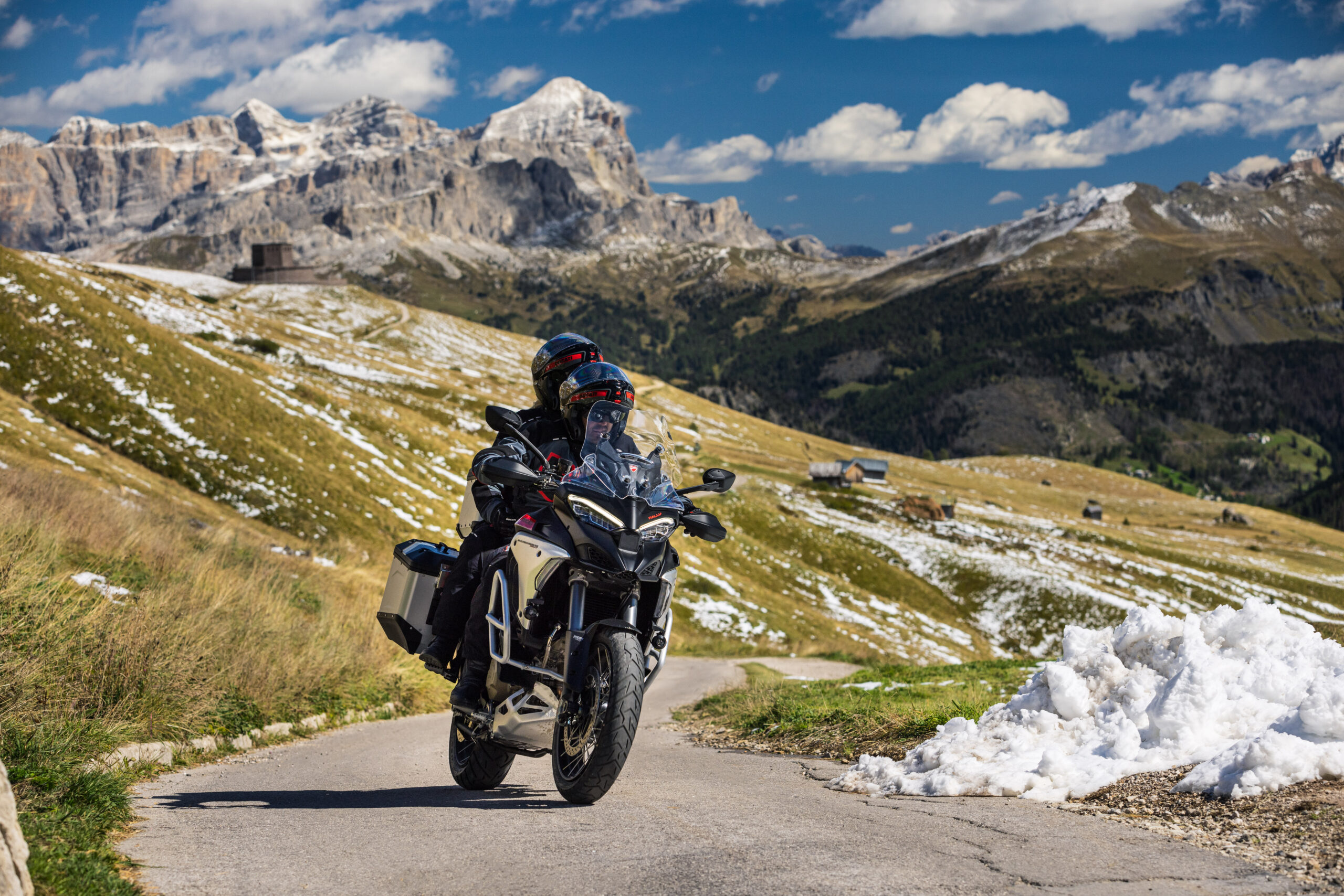 Ducati Multistrada V4 Rally nera - paesaggio di montagna